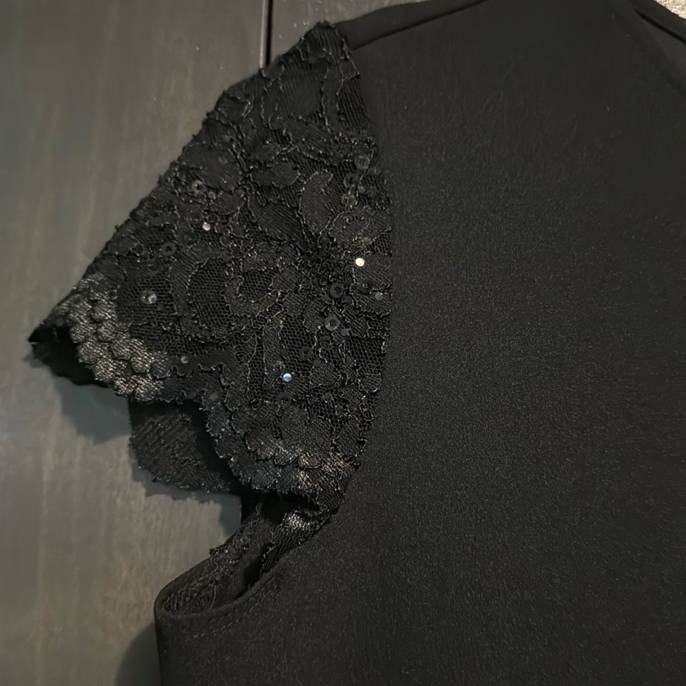 Super cute comfortable little black dress with lace sleeve‎ caps sz M - Picture 2 of 6